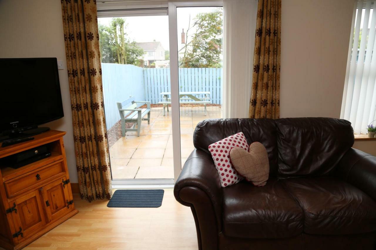 Villa Sunny Seaside Getaway à Portstewart Extérieur photo